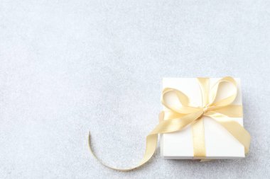 Beyaz arkaplanda hediye kutusu.