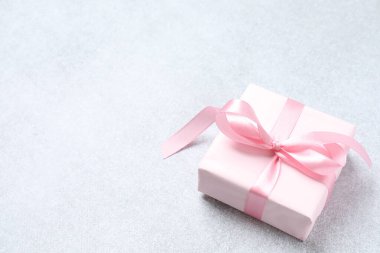 Pembe saten kurdeleli hediye kutusu