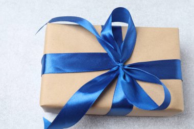 mavi hediye kutuları ve beyaz arka planda eğilme