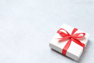 Beyaz kurdele ile hediye kutusu