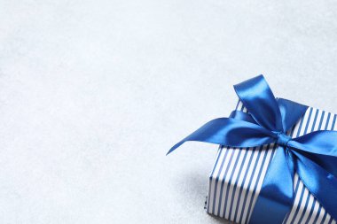 güzel mavi hediye kutusu