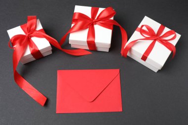 Hediye kutusu, tebrik kartı, zarf ve kurdele, beyaz arka planda..