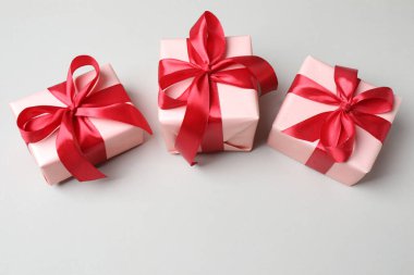 Beyaz arka planda izole edilmiş pembe ve beyaz hediye kutusu.