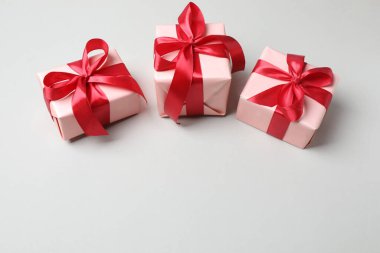 Beyaz arka planda noel hediyesi kutuları. Üst Manzara. Boşluğu kopyala.