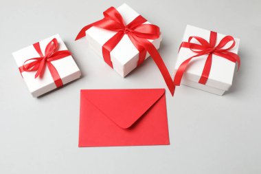 boş etiket ile kırmızı hediye