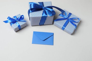 Mavi şerit yay ile hediye kutusu