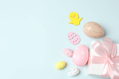 Renkli yumurta ve tavşanlı paskalya kompozisyonu