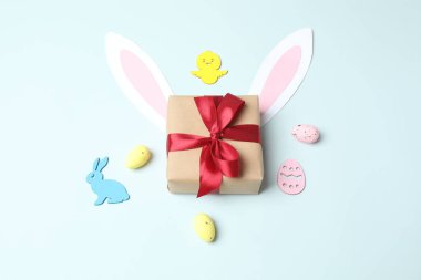 Renkli yumurta ve hediyeli Paskalya tavşanı