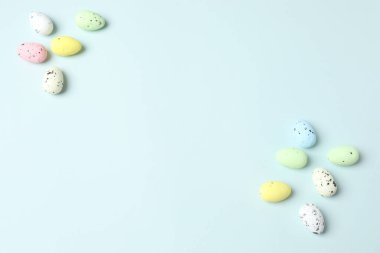 Pastel pembe arka planda renkli paskalya yumurtaları