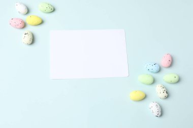 beyaz boş kağıt kart ve paskalya yumurtası