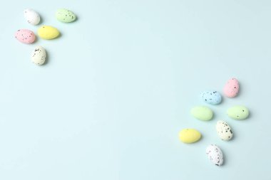 Paskalya yumurtaları ve mavi pastel pembe arka plan