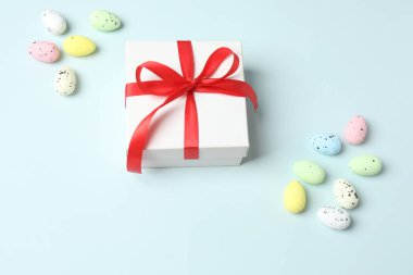 Mavi arka planda Paskalya yumurtası ve hediye