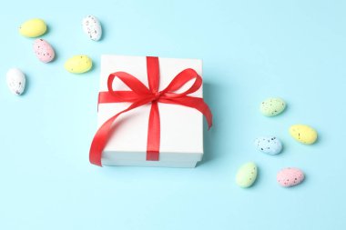 Paskalya yumurtaları ve renk arkaplanı hediyesi
