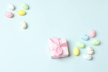 Paskalya bayramı kompozisyonu, paskalya tavşanı, pastel arka planda yumurta ve çiçekler. Kopyalama alanı olan üst görünüm. düz yatış, üst görünüm.
