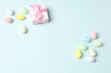 Paskalya kompozisyonu. Pembe ve pastel renklerde paskalya yumurtaları. Düz konum, üst manzara. Kopya alanı olan Paskalya bayramı arkaplanı.