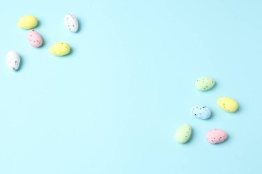 Renkli yumurta ve tüylü paskalya kompozisyonu