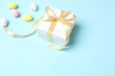 Güzel Paskalya yumurtaları ve renkli arka plan hediyeleri