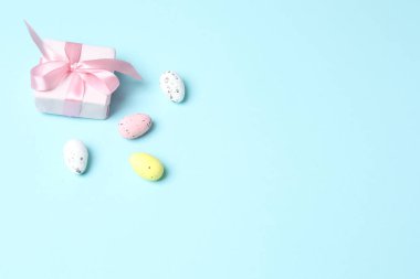 Paskalya tatili geçmişi. Paskalya yumurtaları, pembe ve beyaz renkler. en üstteki görünüm