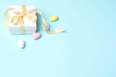 Yumurta ve hediye kutulu Paskalya bayramı kompozisyonu