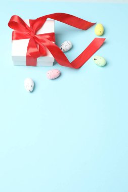 Pembe arka planda paskalya yumurtaları.