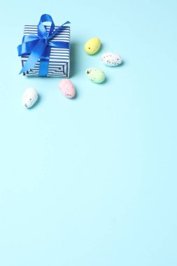 Renkli yumurta ve hediyeli Paskalya bayramı konsepti