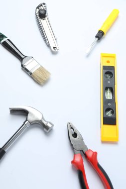 Tamir için alet seti. Çekiç pensesi tornavida açı pensesi ayarlanabilir anahtar. Birçok araç 