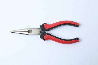 Beyaz arkaplanda pense izole edildi