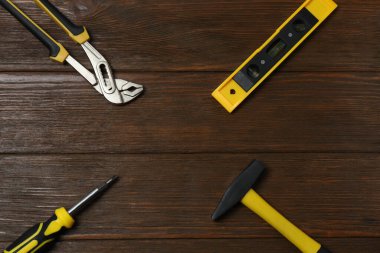 Tamir için alet seti. Çekiç pensesi tornavida açı pensesi ayarlanabilir anahtar. Birçok araç 