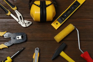 Tamir için alet seti. Çekiç pensesi tornavida açı pensesi ayarlanabilir anahtar. Birçok araç 