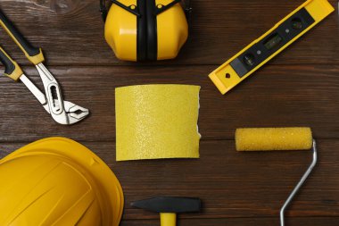 Tamir için alet seti. Çekiç pensesi tornavida açı pensesi ayarlanabilir anahtar. Birçok araç 