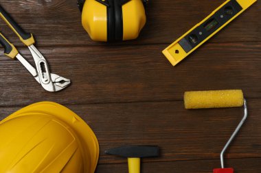 Tamir için alet seti. Çekiç pensesi tornavida açı pensesi ayarlanabilir anahtar. Birçok araç 