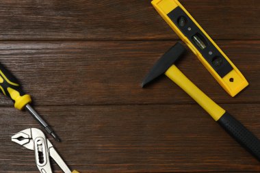 Tamir için alet seti. Çekiç pensesi tornavida açı pensesi ayarlanabilir anahtar. Birçok araç 