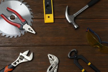 Tamir için alet seti. Çekiç pensesi tornavida açı pensesi ayarlanabilir anahtar. Birçok araç 