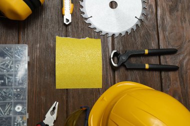 Tamir için alet seti. Çekiç pensesi tornavida açı pensesi ayarlanabilir anahtar. Birçok araç 