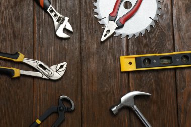 Tamir için alet seti. Çekiç pensesi tornavida açı pensesi ayarlanabilir anahtar. Birçok araç 