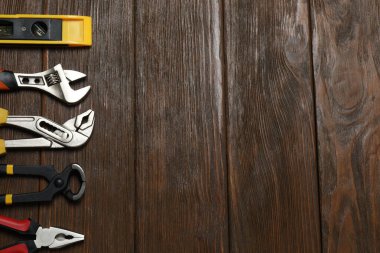 Tamir için alet seti. Çekiç pensesi tornavida açı pensesi ayarlanabilir anahtar. Birçok araç 