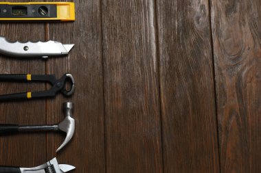 Tamir için alet seti. Çekiç pensesi tornavida açı pensesi ayarlanabilir anahtar. Birçok araç 