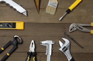 Tamir için alet seti. Çekiç pensesi tornavida açı pensesi ayarlanabilir anahtar. Birçok araç 