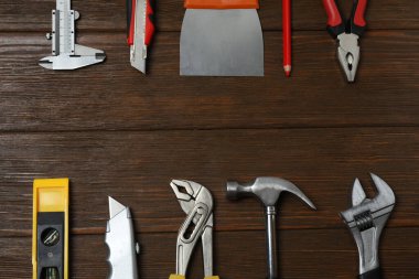 Tamir için alet seti. Çekiç pensesi tornavida açı pensesi ayarlanabilir anahtar. Birçok araç 