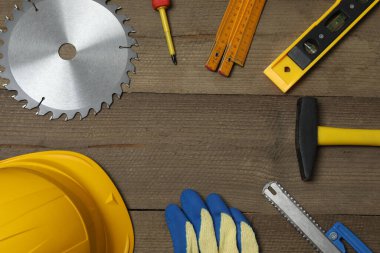 Tamir için alet seti. Çekiç pensesi tornavida açı pensesi ayarlanabilir anahtar. Birçok araç 