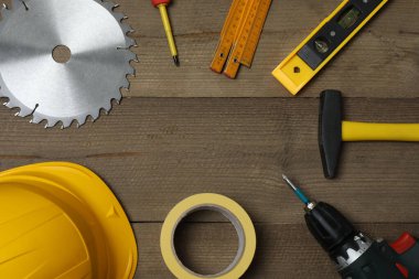 Tamir için alet seti. Çekiç pensesi tornavida açı pensesi ayarlanabilir anahtar. Birçok araç 