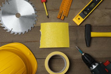 Tamir için alet seti. Çekiç pensesi tornavida açı pensesi ayarlanabilir anahtar. Birçok araç 