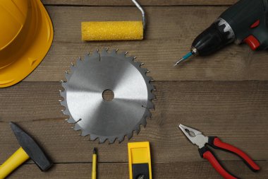 Tamir için alet seti. Çekiç pensesi tornavida açı pensesi ayarlanabilir anahtar. Birçok araç 