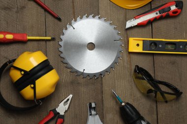 Tamir için alet seti. Çekiç pensesi tornavida açı pensesi ayarlanabilir anahtar. Birçok araç 