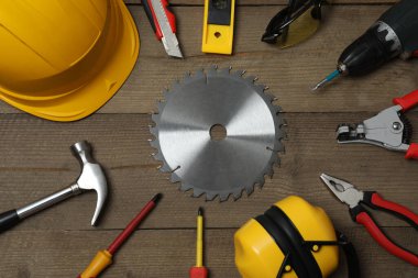 Tamir için alet seti. Çekiç pensesi tornavida açı pensesi ayarlanabilir anahtar. Birçok araç 