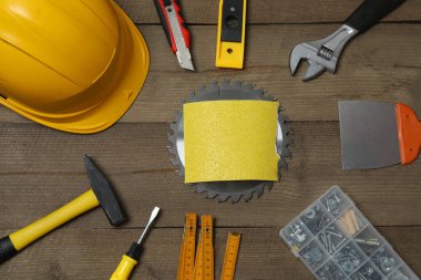 Tamir için alet seti. Çekiç pensesi tornavida açı pensesi ayarlanabilir anahtar. Birçok araç 