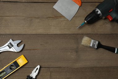 Tamir için alet seti. Çekiç pensesi tornavida açı pensesi ayarlanabilir anahtar. Birçok araç 