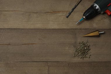 Tamir için alet seti. Çekiç pensesi tornavida açı pensesi ayarlanabilir anahtar. Birçok araç 