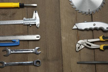 Tamir için alet seti. Çekiç pensesi tornavida açı pensesi ayarlanabilir anahtar. Birçok araç 