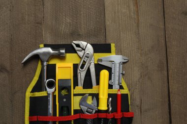 Tamir için alet seti. Çekiç pensesi tornavida açı pensesi ayarlanabilir anahtar. Birçok araç 